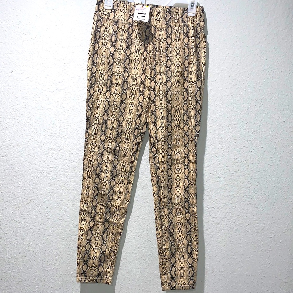 Hue faux snakeskin leggings. NWT size Medium